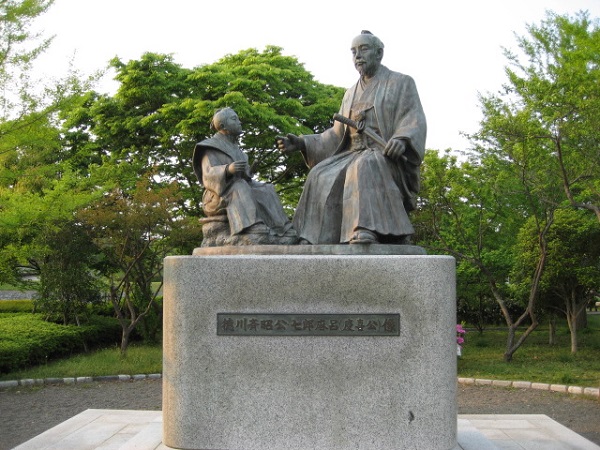 徳川斉昭公と七郎麻呂の像